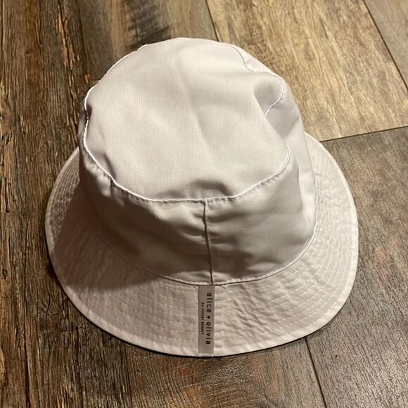 Alice + Olivia X FABFITFUN Reversible Bucket Hat, NWOT